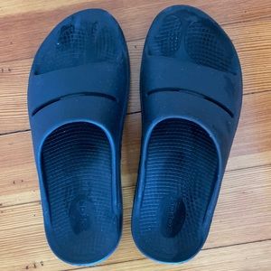 Oofos women’s size 9